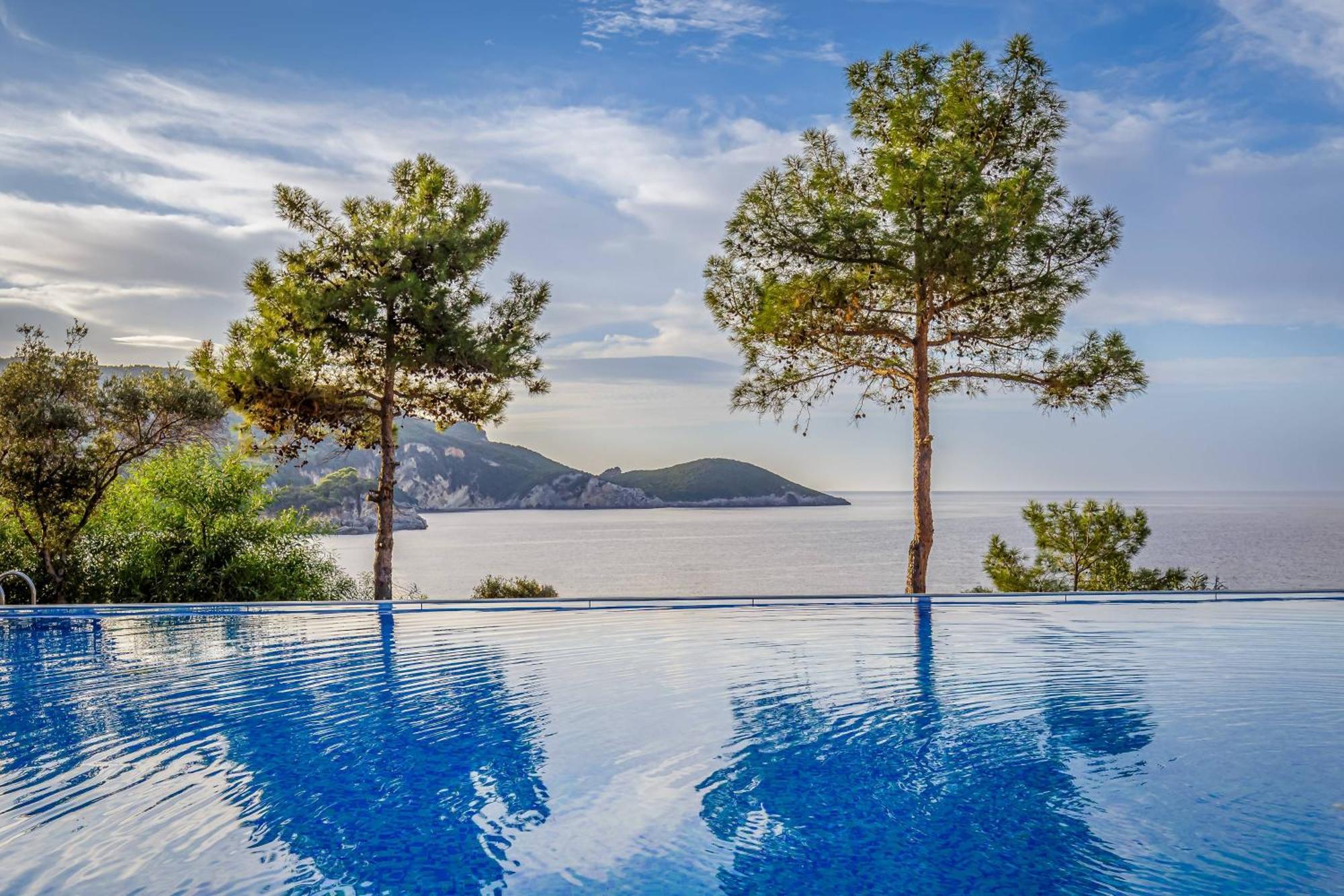 Akrotiri Beach Resort Hotel Paleokastritsa Exteriör bild Infinity pool